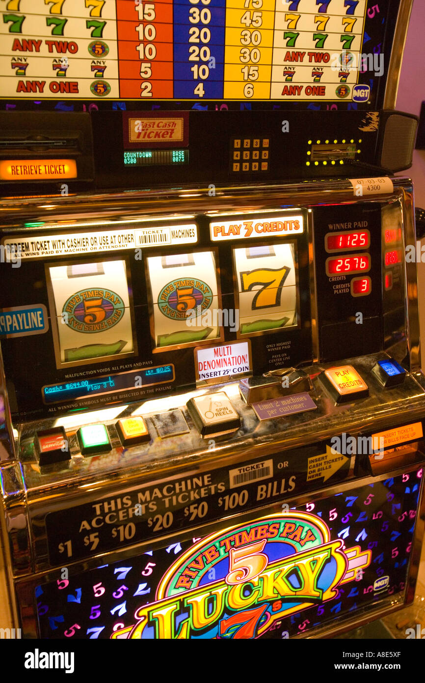 Las Vegas Casino - A winning slot machine! Stock Photo - Alamy